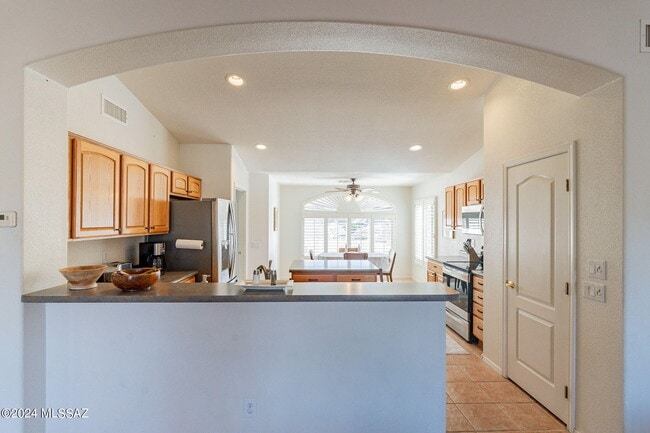 Building Photo - 36500 S Rock Crest Dr