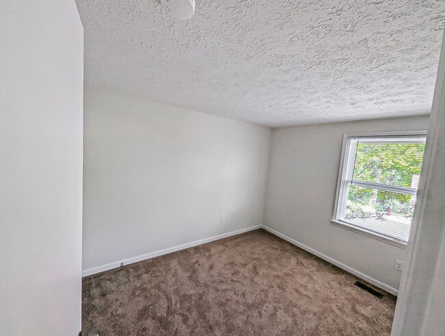Building Photo - Charming and 3 Bed 2.5 Bath Home In Serene...