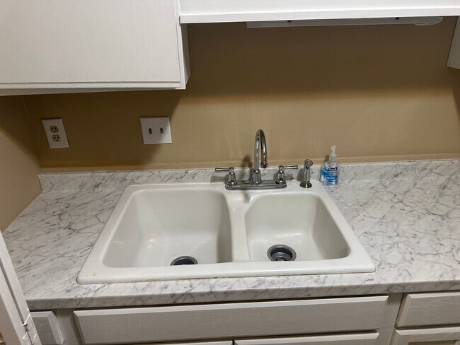 Building Photo - 23 Greenbriar*