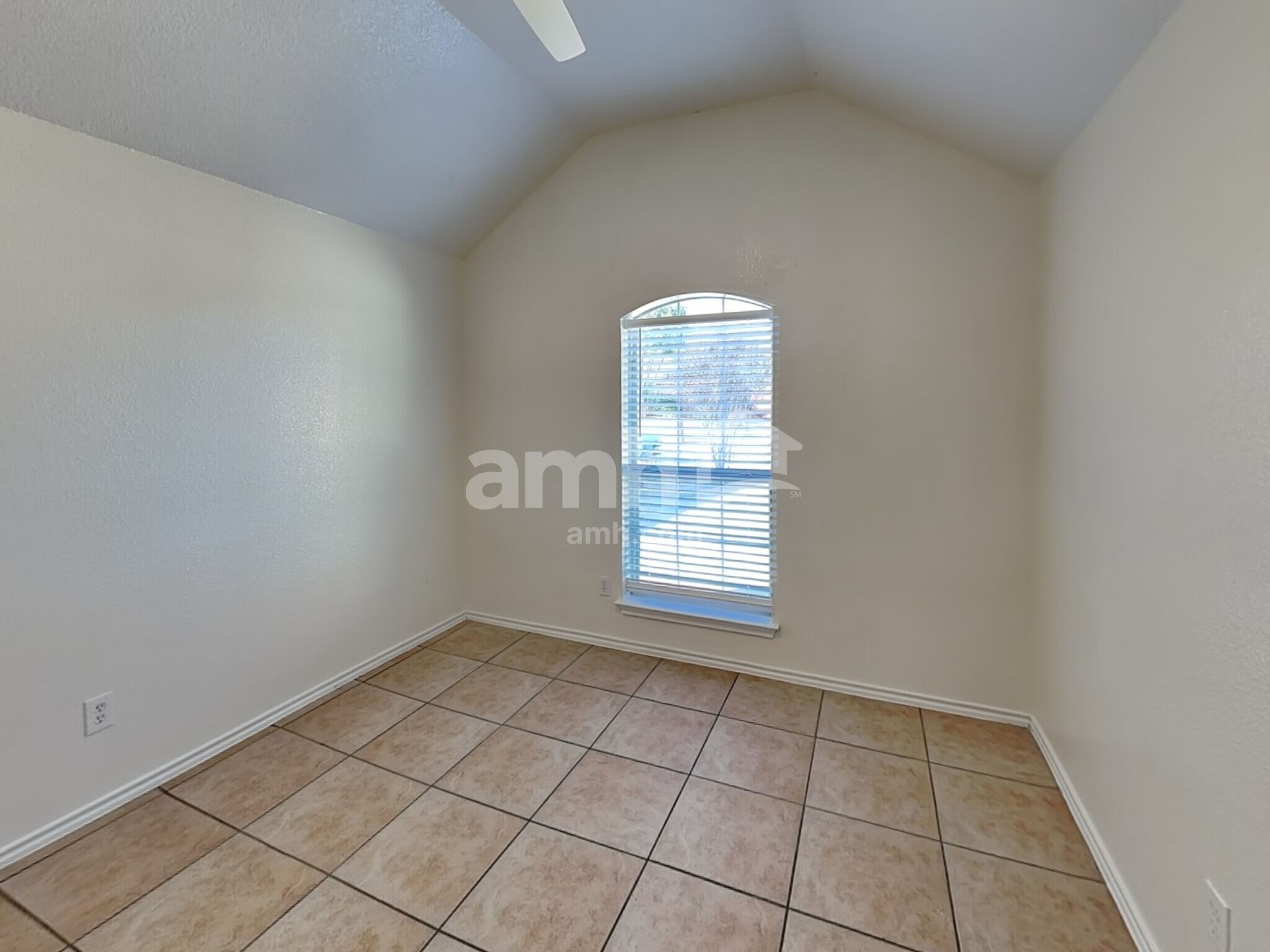 Building Photo - 1620 Northview Dr