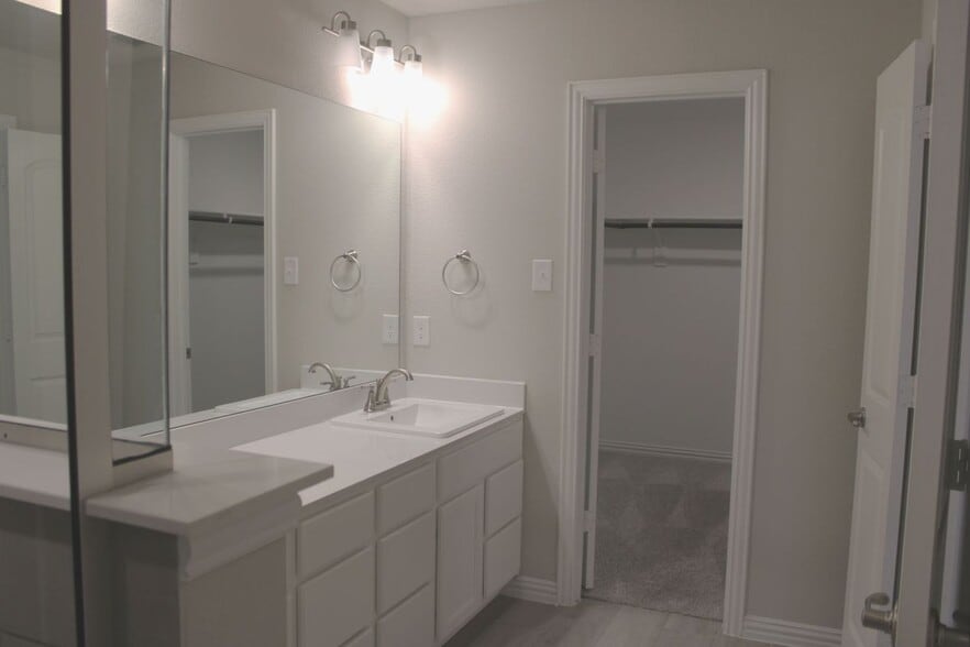 Building Photo - 2908 Mare Dr