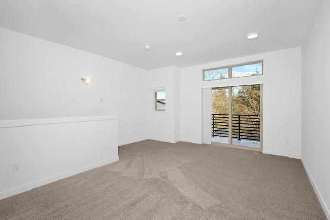 Building Photo - Bellevue spacious townhome living - 2 car garage