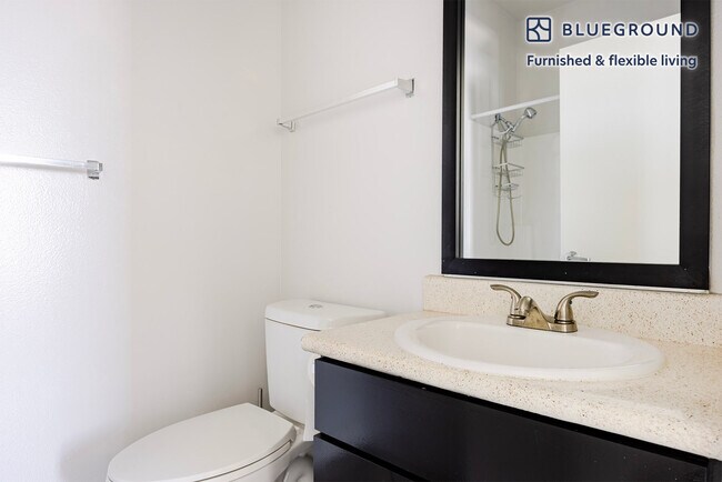 Building Photo - 1443 N Fuller Ave