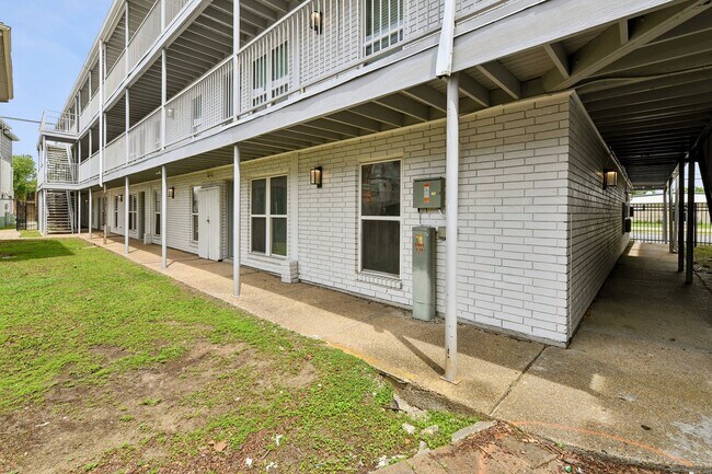 Building Photo - The Leonne