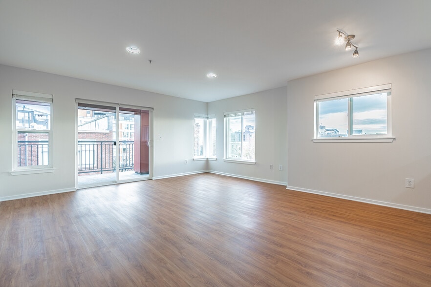 Building Photo - Modern Apartments- A perfect blend of location and luxury awaits!