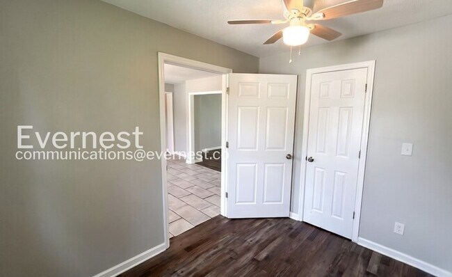 Building Photo - 3 Bed, 2 Bath Home with Modern Amenities / Pet-Friendly / Available Now!