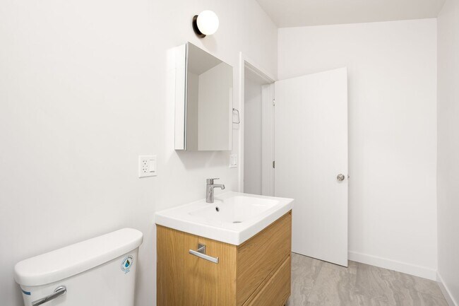 Building Photo - 126 1/2 Franklin Ct