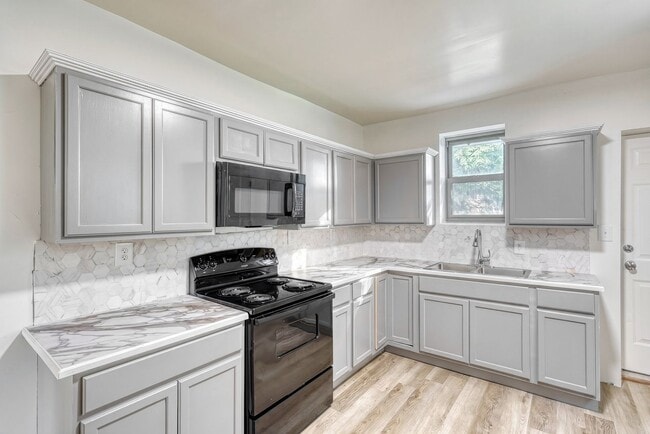 Building Photo - Fully Renovated 3 Bedroom, 1 Bathroom Townhouse