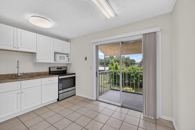 Building Photo - 708 SW Gardens Blvd