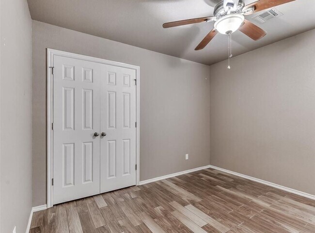 Building Photo - Charming 3 Bedroom Home in Yukon with Modern Updates