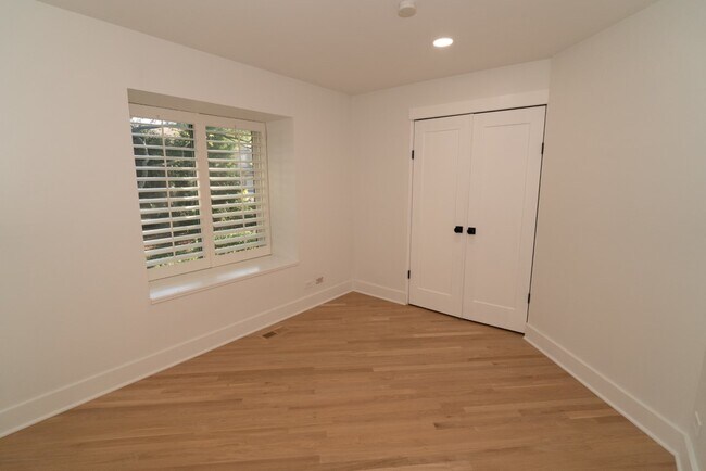 Building Photo - 656 Golf Ln