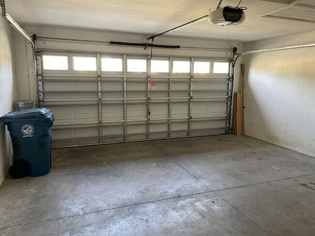 Building Photo - 3 Bedroom, 2 Bath Available Now in Beautif...