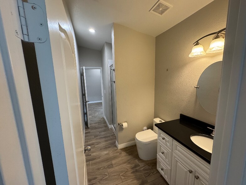 Building Photo - 1558 W 5th St