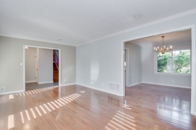 Building Photo - Great Location 4 Bedroom