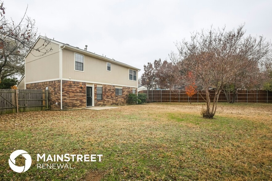 Building Photo - 5421 Carriage Ct