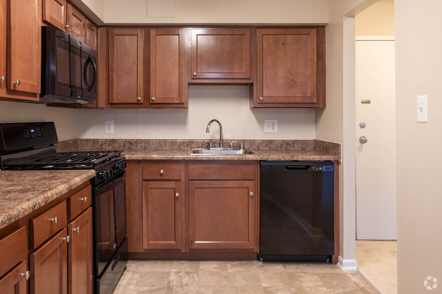 1BR, 1BA - 895 SF - Lambeth House Apartments