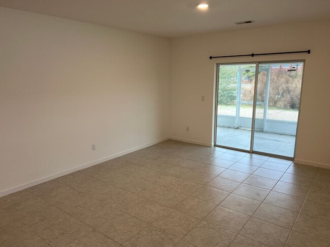 Building Photo - 121 College St