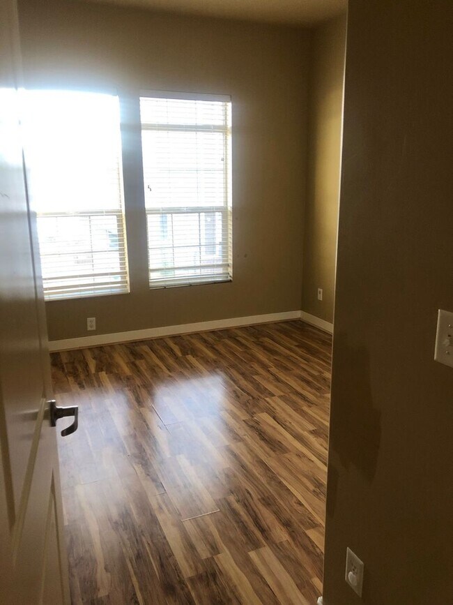 Building Photo - Stunning Down Town Condo in Secure Building