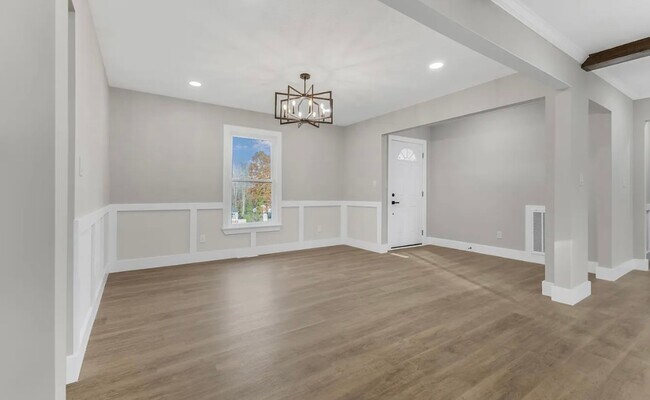 Building Photo - Move in Ready Stunning 4/3 Close To Everything In Greenville!