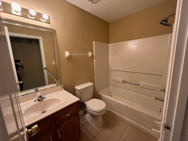 Building Photo - Renovated 2 Bedroom 2 Bath Home for Rent!