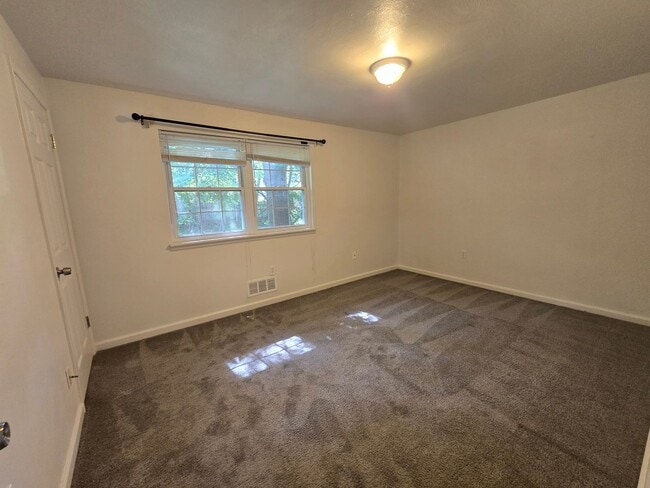 Building Photo - 3 Bedroom Townhouse in Hempfield School Di...