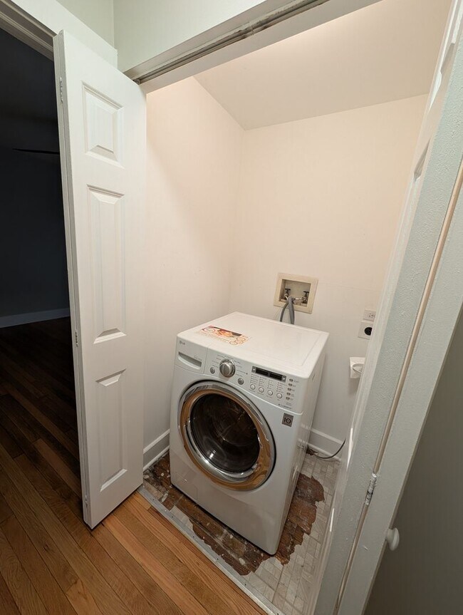 Building Photo - Rehabbed and Spacious Lakeview One Bedroom...