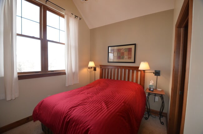 Building Photo - Highlands Green Lodge! Updated One Bedroom close to Main Street! SUMMER ONLY RENTAL!