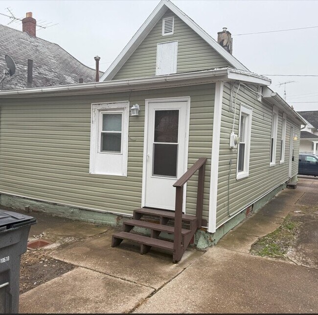 Building Photo - 319 Dexter St