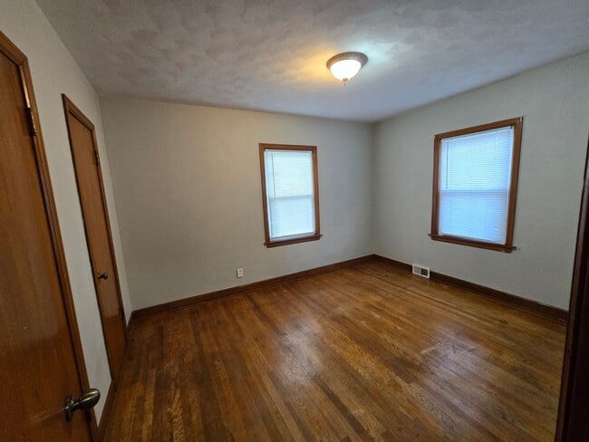 Building Photo - 2 Bedroom House