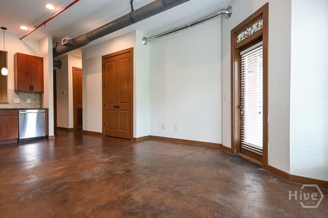 Building Photo - 250 Martha Dr