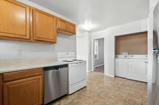 Primary Photo - 2584 Deming Ave