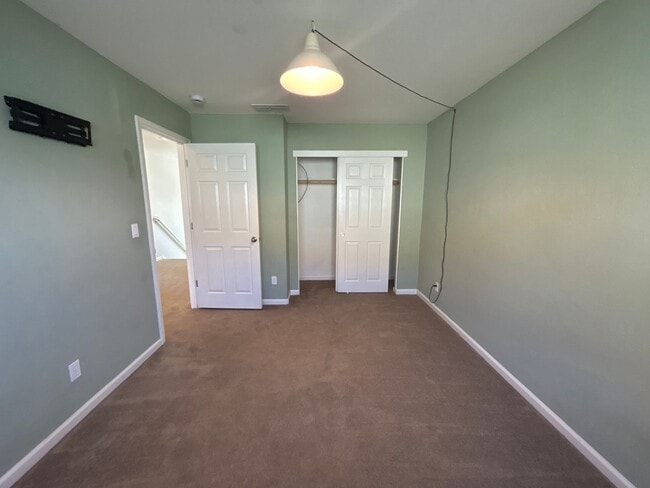 Building Photo - 212 Riverbend Ln