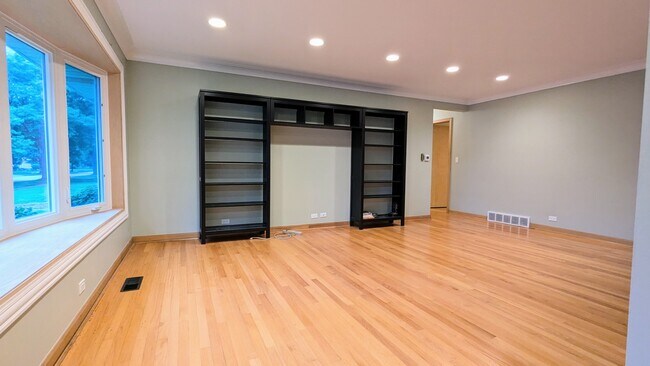 Building Photo - 736 N Wilshire Ln