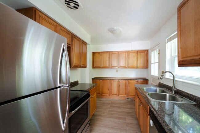 Building Photo - 50's Rambler with 5 BR & 3 BA in One of the Best Locations in Arlington