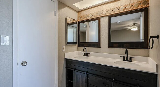 Building Photo - 604 W Kiva Ave