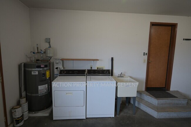 Building Photo - 3 bed 2 bath, 2 car garage in Sequim