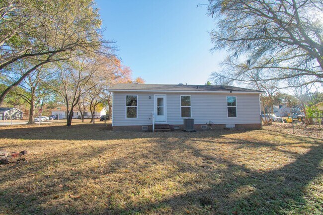 Building Photo - 3 Bedroom 2 Bathroom Fully Updated!!