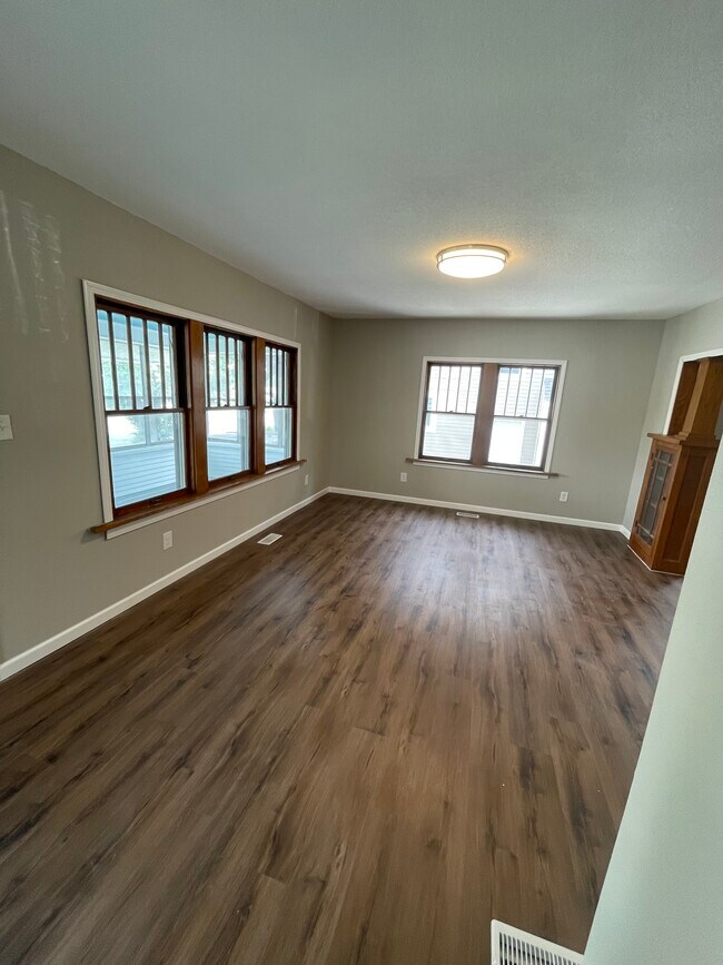 Building Photo - 1530 E 14th St