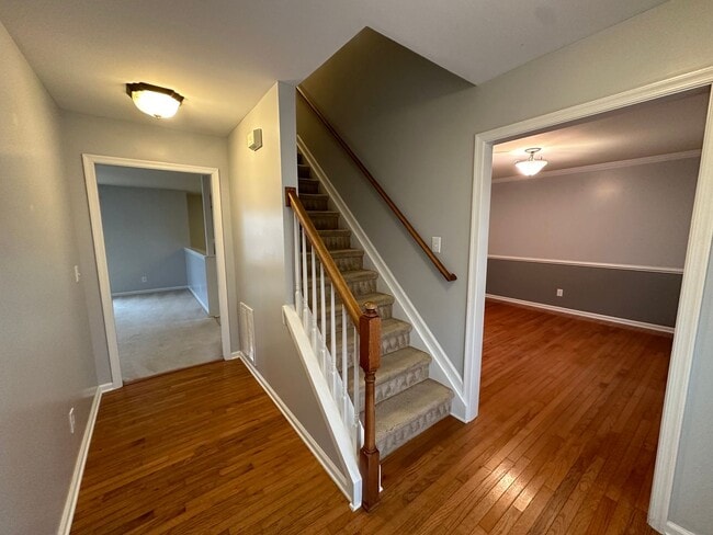 Building Photo - Spacious 4BR/3.5BA Two-Story Home in Queenswood Subdivision