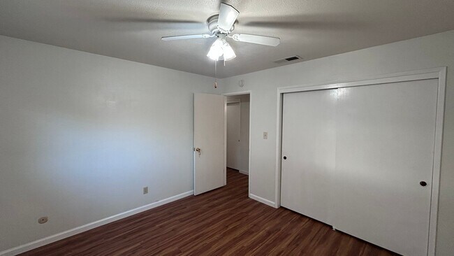 Building Photo - 1717 Briarwood Dr