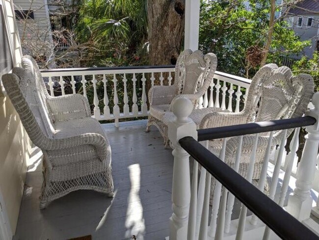 Building Photo - Beautiful 2 BR/1 BA Furnished Apartment Available in Downtown Charleston!
