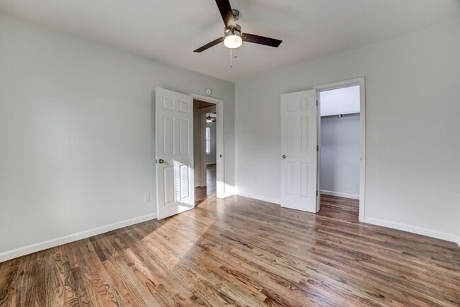 Building Photo - Move in Special! Stylish 3/1 Newly Renovat...