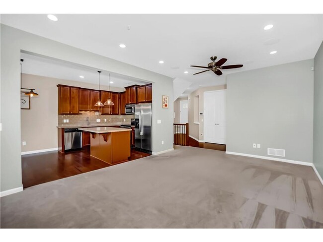 Building Photo - Rare 3 bed 4 bath updated almost 2300 sf t...