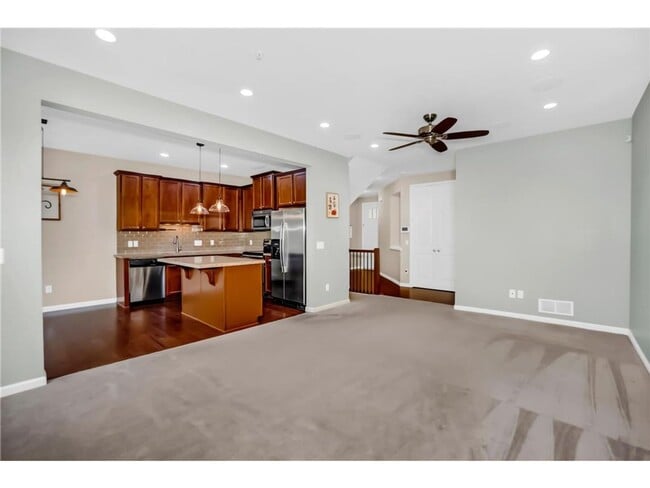 Building Photo - Rare 3 bed 4 bath updated almost 2300 sf townhouse in Woodbury!