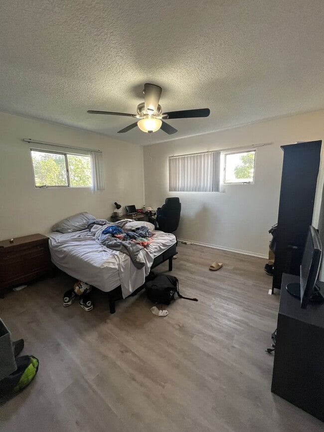 Building Photo - Updated 5 bedroom 3 bathroom house w/ HUGE YARD