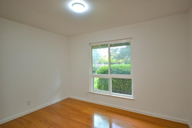 Building Photo - 5013 Pine Tree Terrace