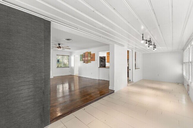 Building Photo - "Charming 3-Bed, 2-Bath Oasis in the Heart...