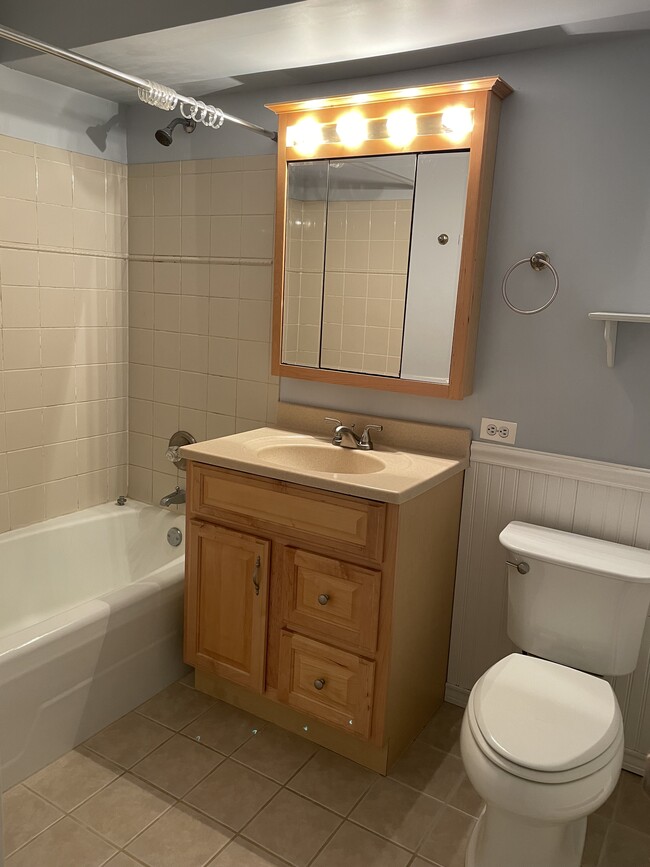 bathroom - 120 N Lincoln Ln