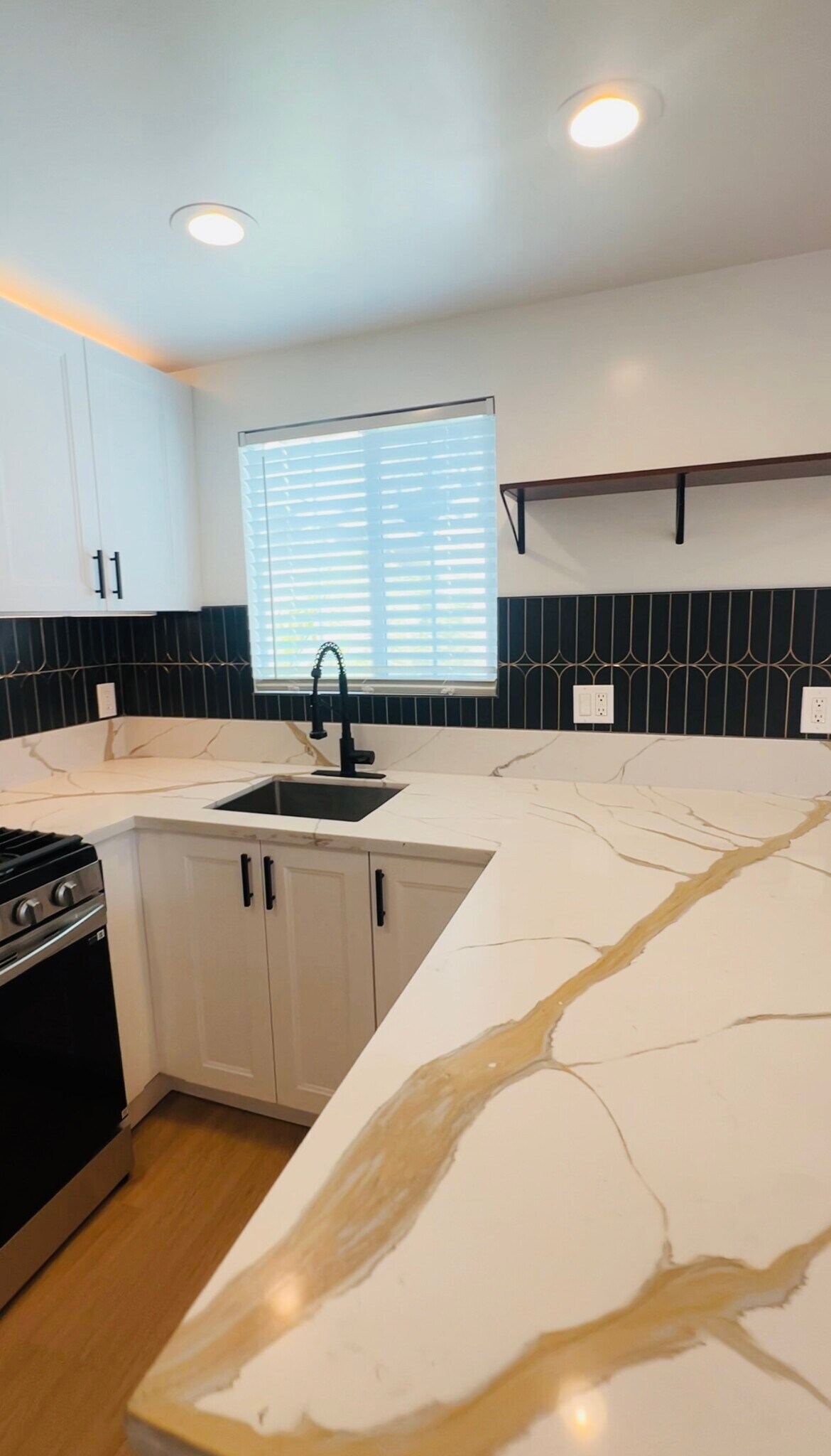 Building Photo - 1553 W 106th St