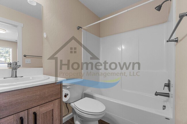 Building Photo - 3 Bedroom 3 Bathroom Home with Attached Ga...
